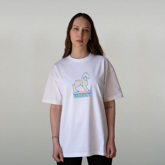 T-shirt "Légende" - UV REACT porté par un modèle féminin vu de face