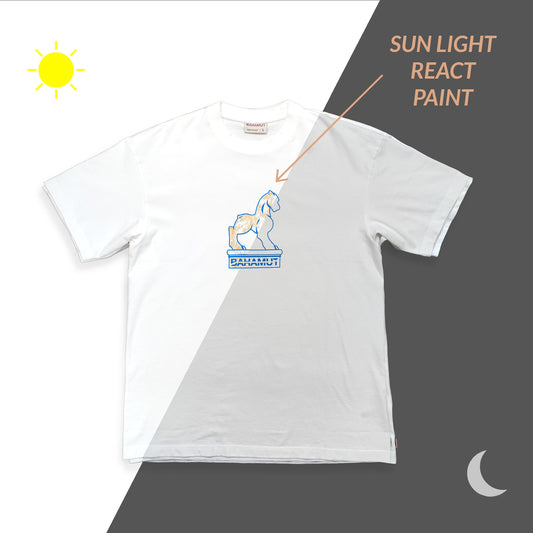 T-shirt "Légende" représenté isolé à moitié jour à moitié nuit afin que l'on comprenne bien le changement de couleur.