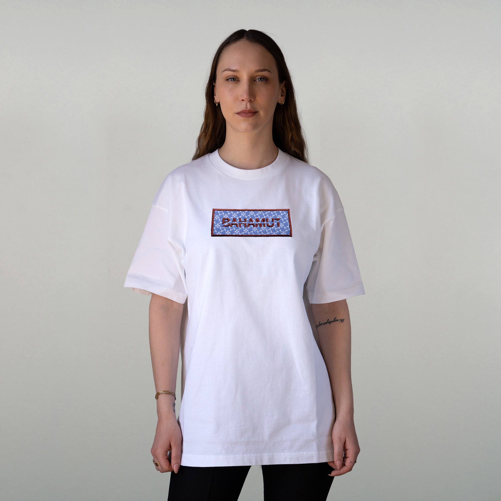 T-shirt "Logostar" - UV REACT porté par un modèle féminin vu de face