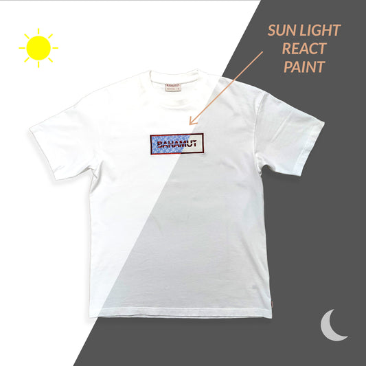 T-shirt "Logostar" représenté isolé à moitié jour à moitié nuit afin que l'on comprenne bien le changement de couleur.